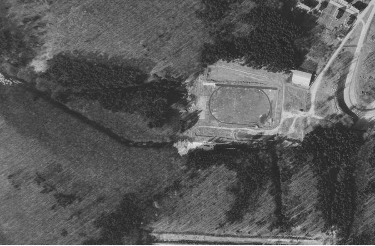 Das sind die bescheidenen Anfänge des Heidenheimer Albstadions auf dem Schlossberg. 1968 war das Stadion gerade gebaut, heute ...