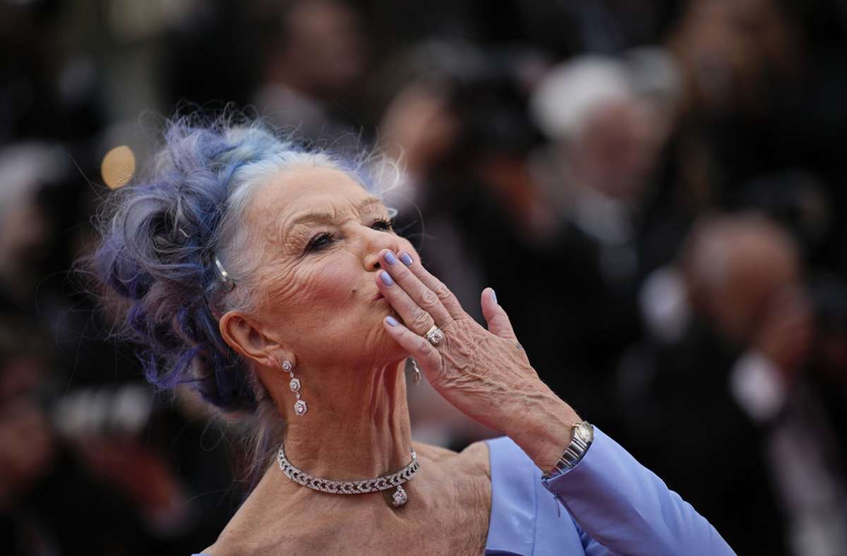 Helen Mirren verteilt Luft-Küsse.