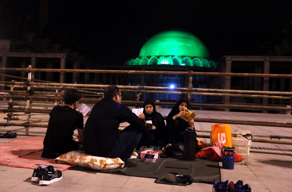 Wie ein Picknick im Dunkeln: In Teheran feiern gläubige Muslime die Nacht der Bestimmung.