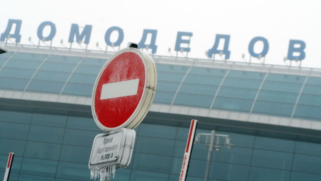  Ziemlich freizügig wollte ein Fluggast auf die Halbinsel Krim reisen: Der Mann hat sich am Samstag auf einem Flughafen in Moskau beim Boarding komplett ausgezogen. Er sei dann nackt zu seinem Flugzeug gelaufen – und wurde festgenommen. 