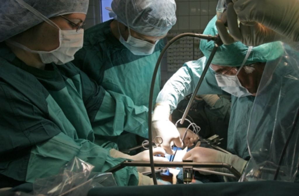 Transplantationsmediziner bei der Arbeit: das Gehirn funktioniert nicht mehr, aber die anderen Organe sind noch intakt. Foto: dpa