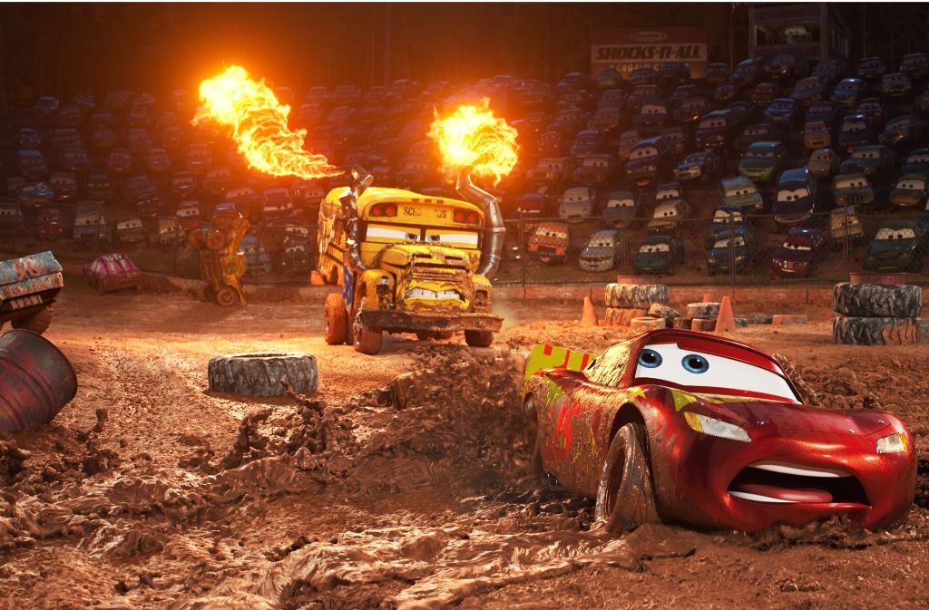 Dort muss Lightning McQueen mit ungewohnt bulligen Konkurrenten fertig werden.