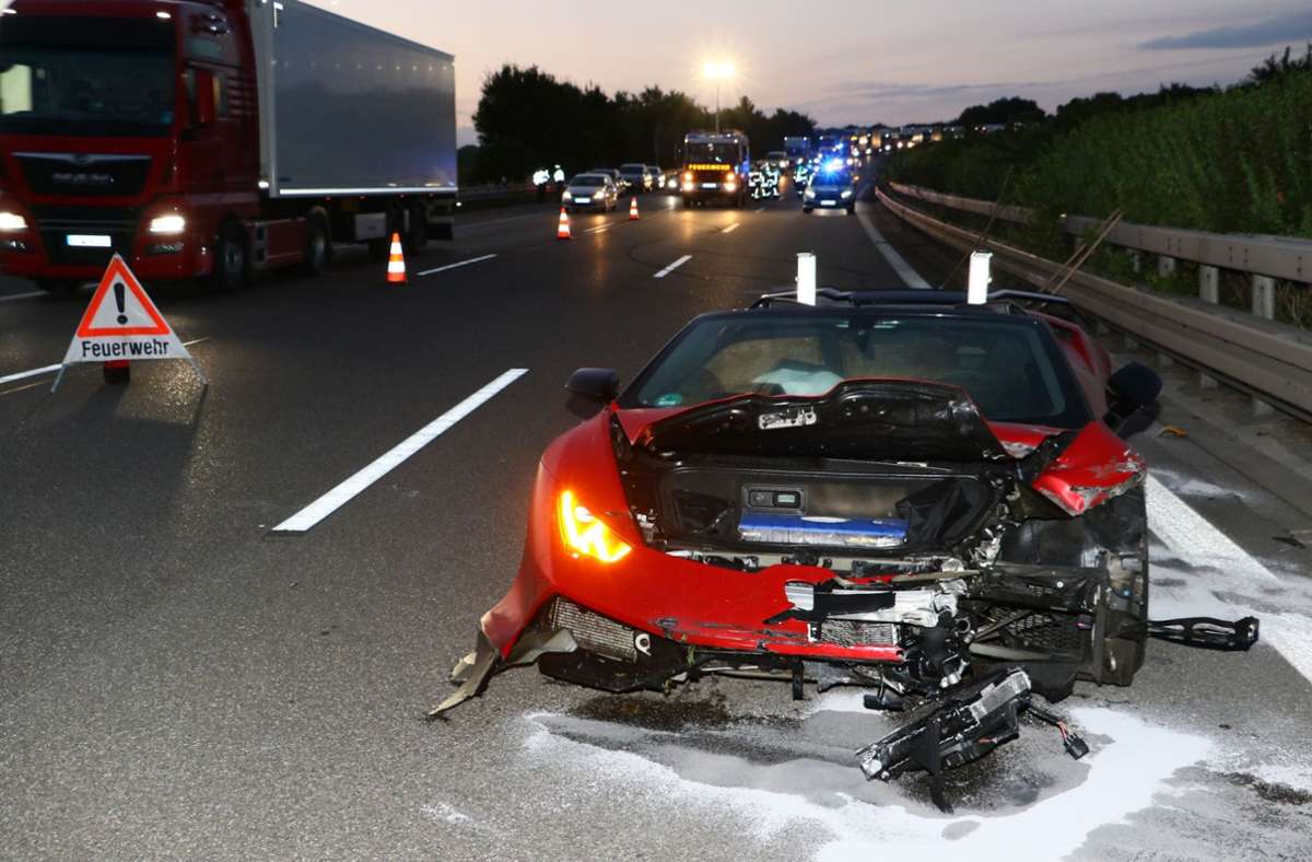 Der Lamborghini-Fahrer kam mit leichten Verletzungen davon.