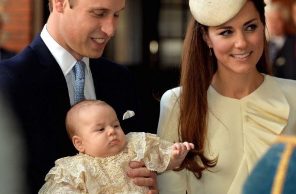 Seinen ersten großen Auftritt bei der Taufe hat Prinz George gut gemeistert. Wann er wieder öffentlich gezeigt wird, ist unbekannt. Die Verwandten des kleinen Prinzen sind schon wieder im Alltag angekommen (Foto: Prinz William und Herzogin Kate mit ihrem Sohn, Prinz George).