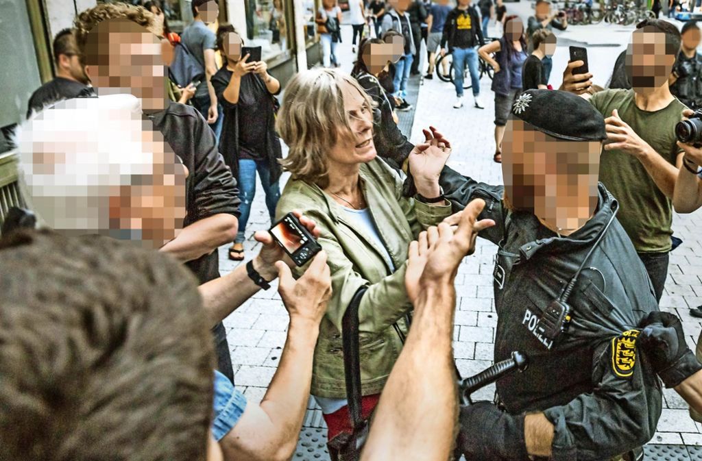 Die Szene, die die Polizei aufarbeiten will: Ein Polizist geht die linke Aktivistin Janka Kluge heftig an.