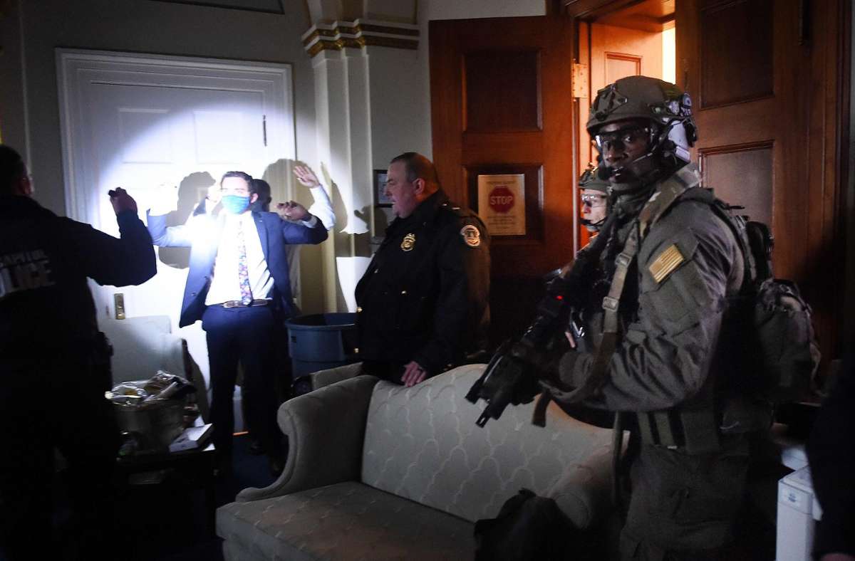 Die Polizei des Kapitols durchsucht Büros nach Trumpanhängern.