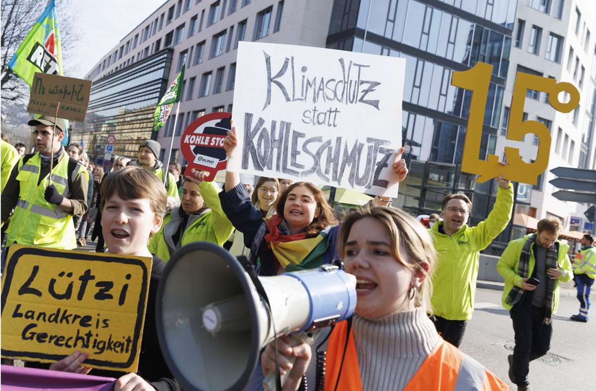 Klimaschützer ziehen durch Stuttgart. Foto: dpa/Julian Rettig
