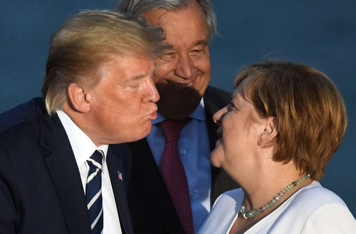 Im französischen Biarritz begrüßt Donald Trump die deutsche Bundeskanzlerin mit einem Kuss. Die beiden sind im Rahmen des G7-Gipfels, der im August 2019 stattfindet, in Frankreich.