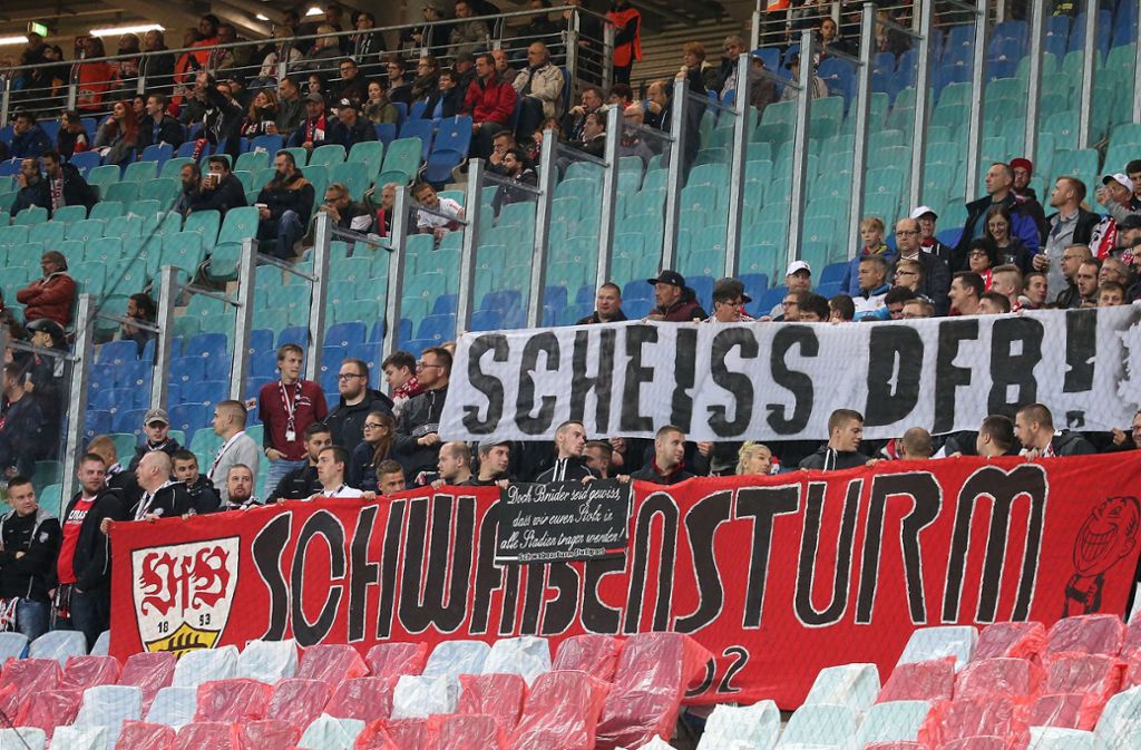 Fans des VfB Stuttgart mit einer unmissverständlichen Botschaft an den DFB.