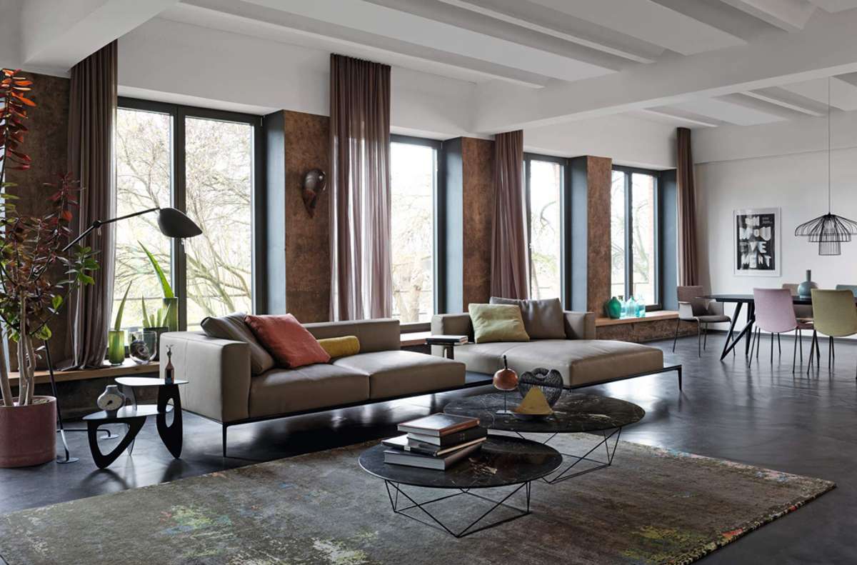 „Jaan Living“ ist elegant und einladend zugleich: Die großzügigen Polsterflächen von Sofa und Récamiere breiten sich scheinbar schwebend über dem filigranen Gestell aus.