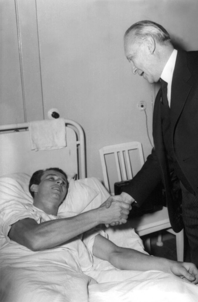 Bundeskanzler Konrad Adenauer schüttelt am 23. Juni 1953 im Elisabeth-Krankenhaus unweit des Potsdamer Platzes im britischen Sektor von Berlin einem Mann die Hand, der beim DDR-Volksaufstand am 17. Juni 1953 in Ost-Berlin verletzt worden war.