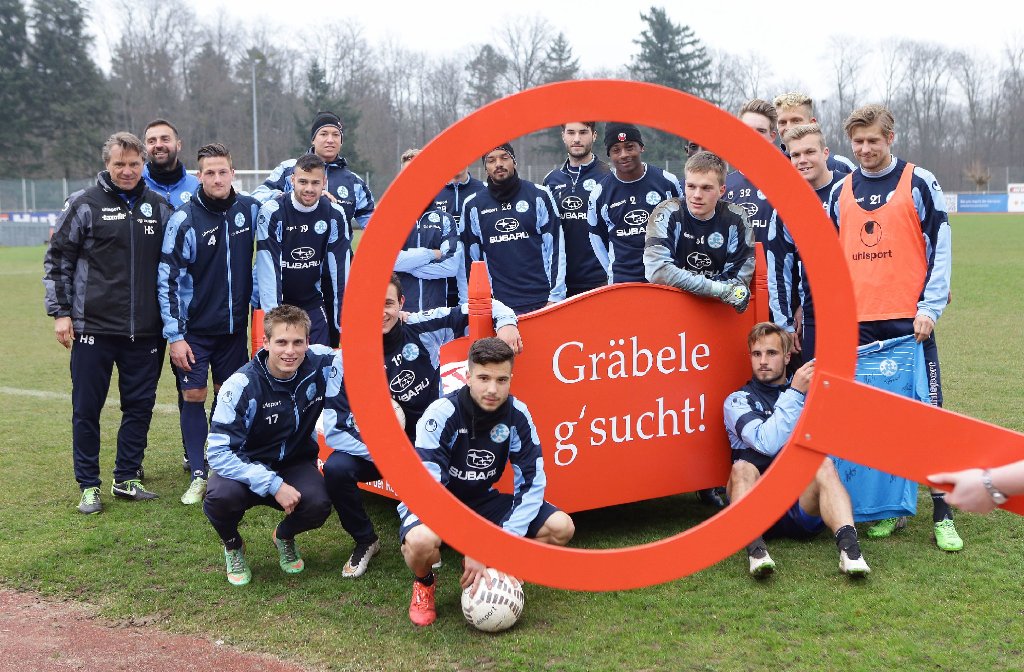 Die Stuttgarter Kickers unterstützen die Aktion "Gräbele gsucht" des Evangelischen Kirchentags in Stuttgart. Am Donnerstag sind die Blauen zum "Lupenschießen" angetreten.