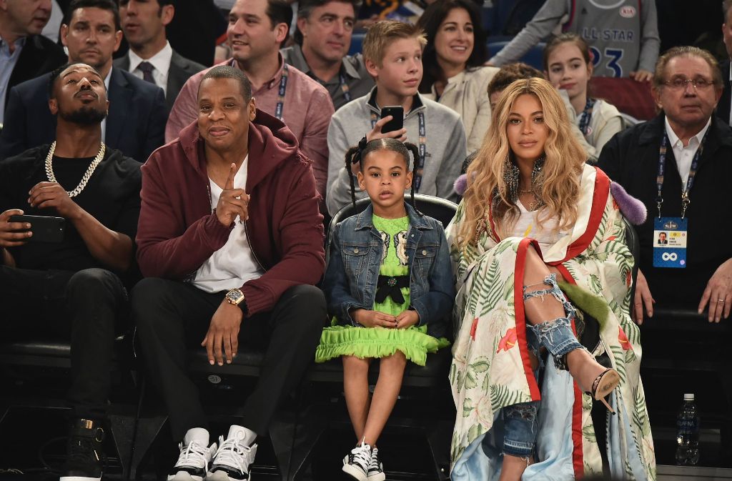 Prominentes Publikum bei den NBA-Allstar-Games: Jay Z, Beyoncé und dazwischen Tochter Blue Ivy Carter. Anthony Davis, von den New Orleans Pelicans, macht einen Slam Dunk bei den NBA-Allstar-Games.