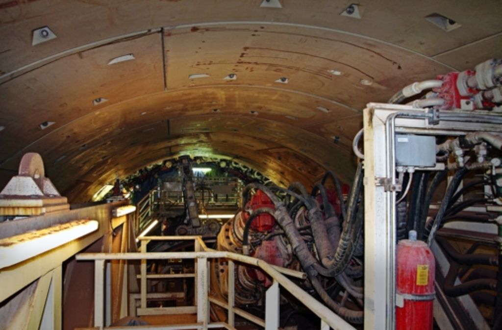 Vom Oberdeck der Maschine ist die Tunneldecke zum Greifen nahe.