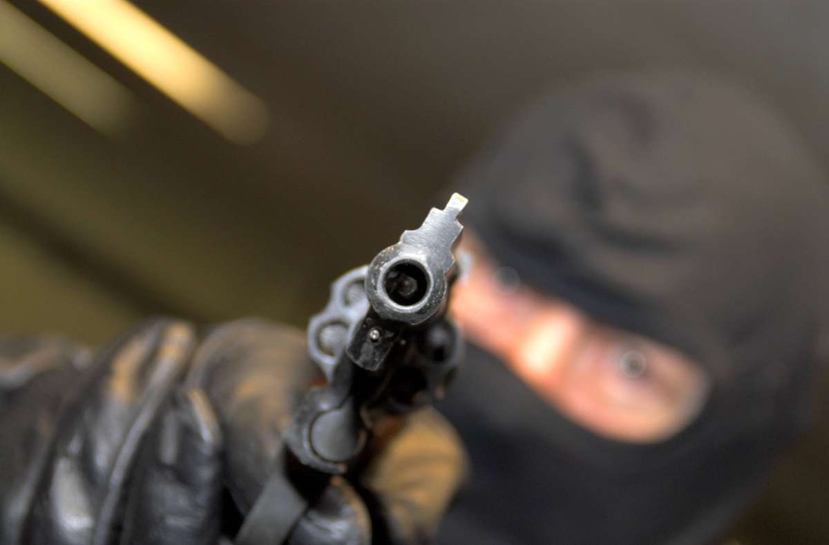 Die maskierten Männer bedrohten die Angestellte mit einer Schusswaffe. (Symbolbild) Foto: IMAGO/Paul von Stroheim