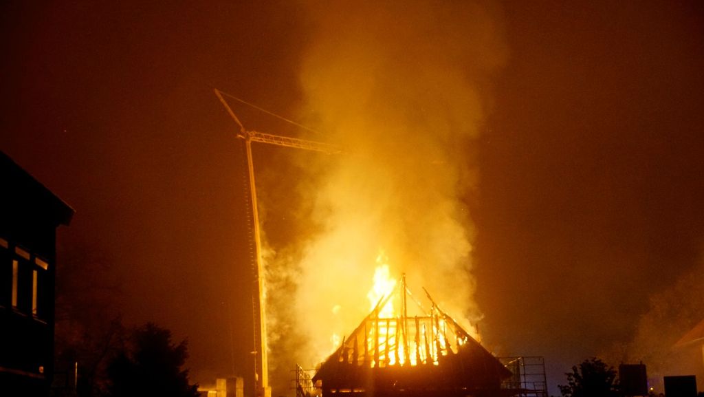 Vorzeigeprojekt am Randecker Maar in Flammen: Schafstall brennt bis auf  Grundmauer nieder