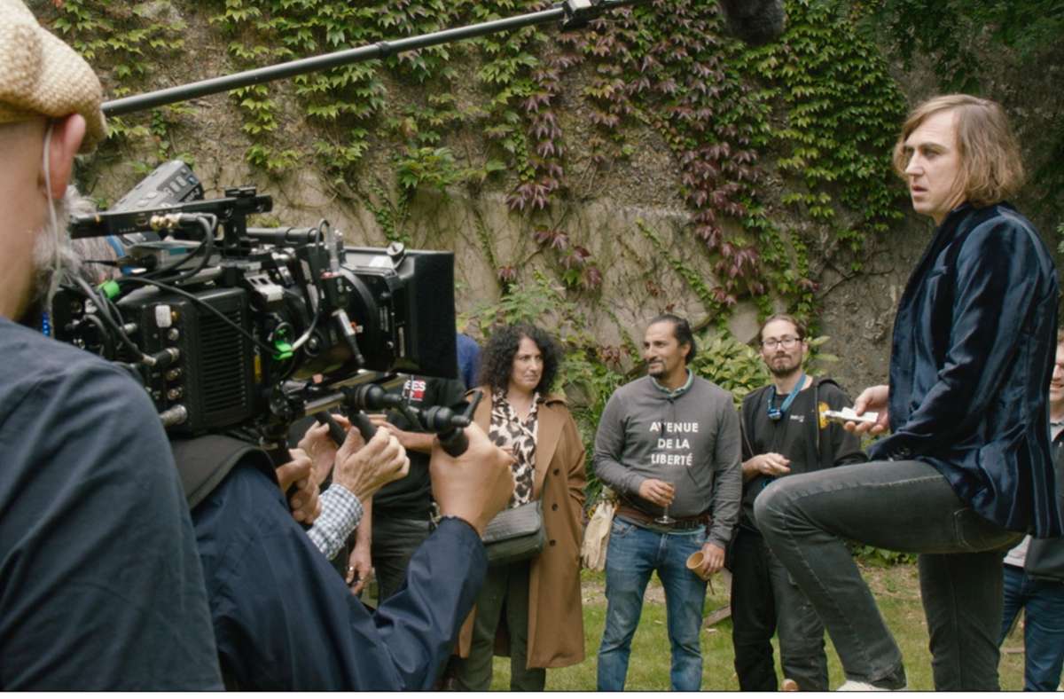 Lars Eidinger bei Dreharbeiten für die HBO-Serie „Irma Vep“ in Paris . . .