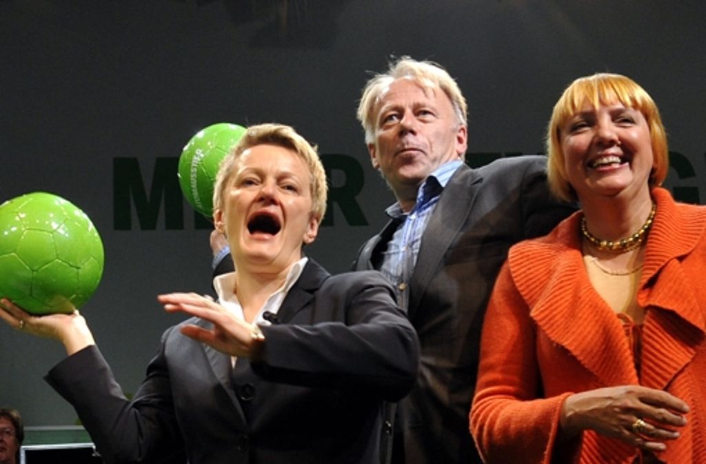 Spitzenkandidaten der Grünen In Rostock stellen sich am Mittwoch die möglichen Spitzenkandidaten der Grünen zur Bundestagswahl 2013 vor. Mit dabei sind Renate Künast, Jürgen Trittin und Claudia Roth. Bis zum 30. Oktober sollen 60.000 Parteimitglieder in einer Urwahl ihren Spitzenkandidaten bestimmen. Neben den Fraktionsvorsitzenden Künast und Trittin, Grünen-Chefin Roth und Bundestags-Vizepräsidentin Katrin Göring-Eckardt bewerben sich auch zwei Vertreter der Basis.