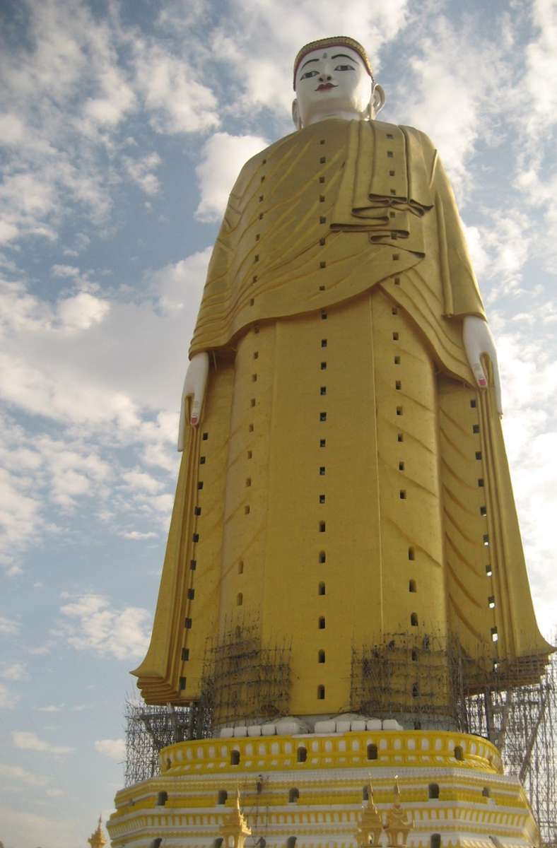 Myanmar – Laykyun Setkyar Buddha bei Khatakan Taung, Gesamthöhe: 129,23 Meter, Statue: 115,82 Meter, Sockel: 13,41 Meter, Baujahr: 2008.