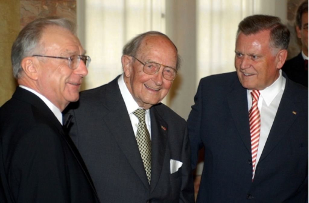 1978 bis 1980: Neben der Tätigkeit im Ulmer Stadtrat arbeitet Schuster als Referent im baden-württembergischen Staatsministerium – unter den Ministerpräsidenten Hans Filbinger (Mitte) und Lothar Späth (links), beide CDU.