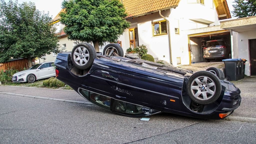 Rutesheim im Kreis Böblingen: BMW landet nach Kollision auf dem Dach