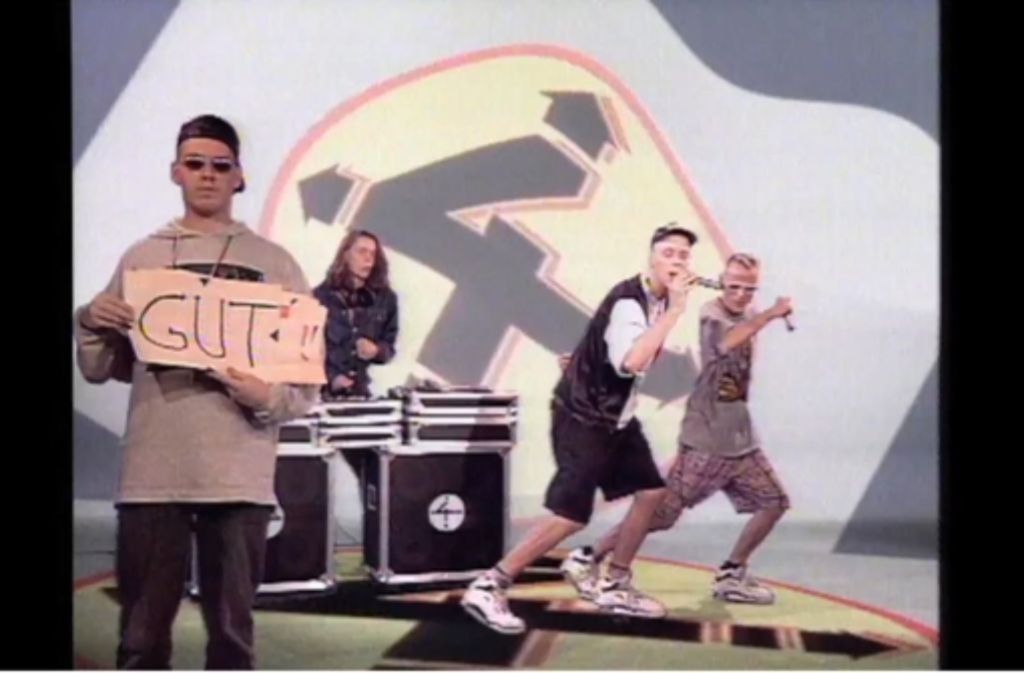 Am 27. August 1991 veröffentlichen die Fantas ihr erstes Album „Jetzt geht’s ab“ (im Foto eine Szene aus dem Video zu „Mikrofonprofessor“). Zusammen mit der Heidelberger Formation „Advanced Chemistry“ gelten die Fantastischen Vier als Pioniere des deutschsprachigen Hip-Hop.
