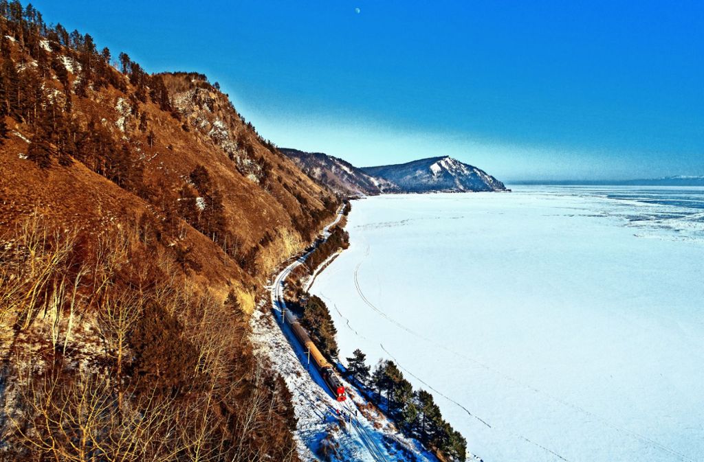 Am Baikal, dem tiefsten und ältesten See der Welt, führt ein alter Streckenteil der Transsibirischen Eisenbahn dicht am Ufer entlang.