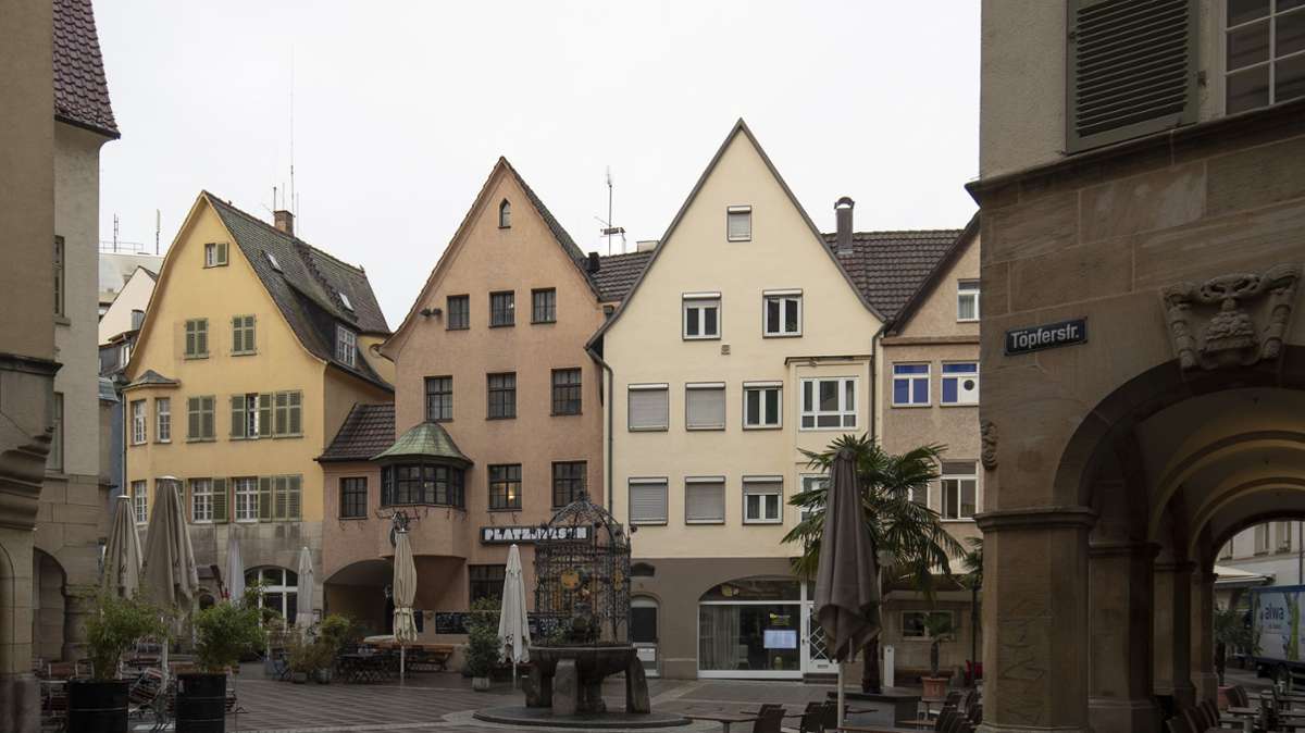 Einige Fensterläden fehlen, doch die historischen Häuser mit den spitzen Dächern gibt es noch immer. Auch der Bogengang am Eingang der Töpferstraße steht noch.