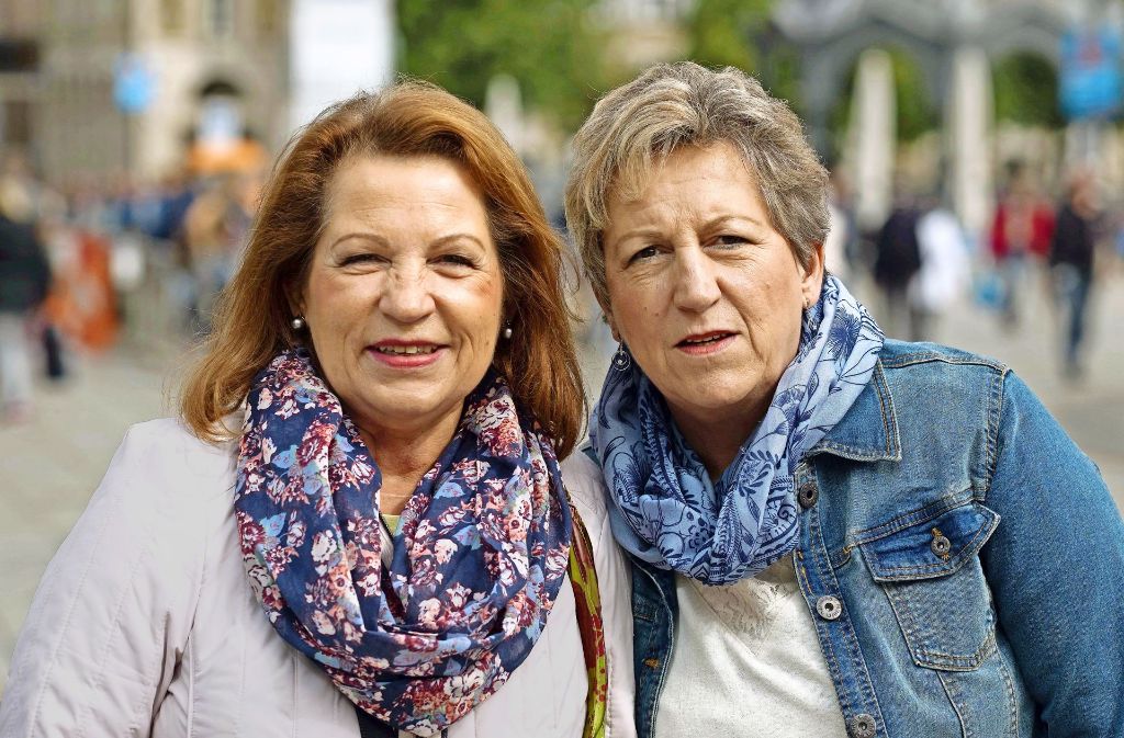 Veronika David (66, Rentnerin aus Weinstadt, links im Bild): „Außer Versprechungen kommt bei den etablierten Parteien nichts rum. Sie bieten keine Alternativen. Die Politik sollte sich besonders darum kümmern, dass es schnell endlich wieder erschwinglichen Wohnraum gibt.“