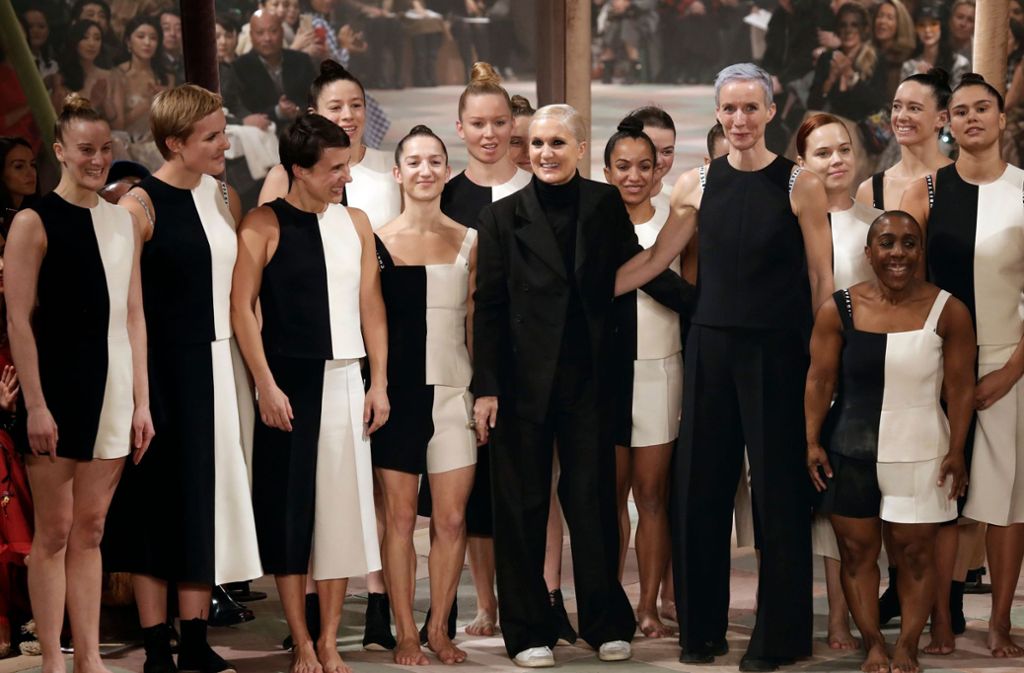 Diors Kreativdirektorin Maria Grazia Chiuri (in der Mitte mit schwarzem Blazer) bedankte sich am Ende der Show strahlend bei dem Publikum.