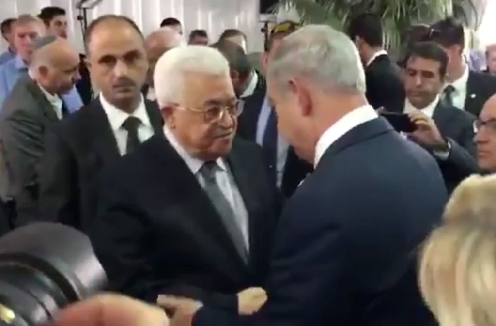 Auch Palästinenserpräsident Mahmud Abbas nahm an der Trauerfeier teil, es kam zu einem Händedruck und einem kurzen Austausch mit Netanjahu.