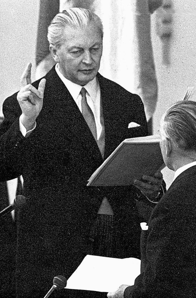 Kiesinger im Jahr 1966 bei seiner Vereidigung im Bundestag: Nach 1945 wurde er Politiker als Mitglied der CDU. Er war von 1958 bis 1966 Ministerpräsident von Baden-Württemberg, dann bis 1969 Bundeskanzler. Von 1967 bis 1971 war er Bundesvorsitzender der CDU. Kiesinger war der erste deutsche Bundeskanzler, der mit einer Großen Koalition regierte.