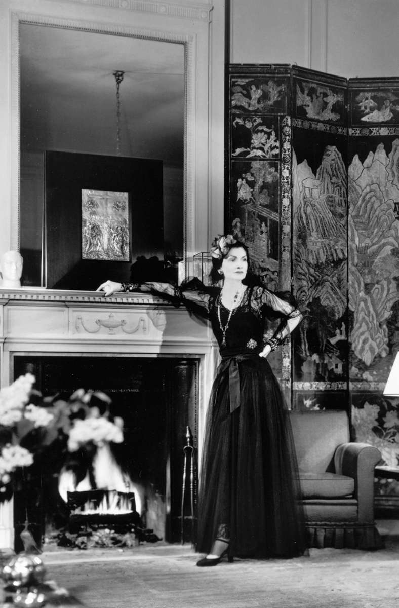 Coco Chanel posiert 1937 für eine Anzeige für Chanel No. 5.