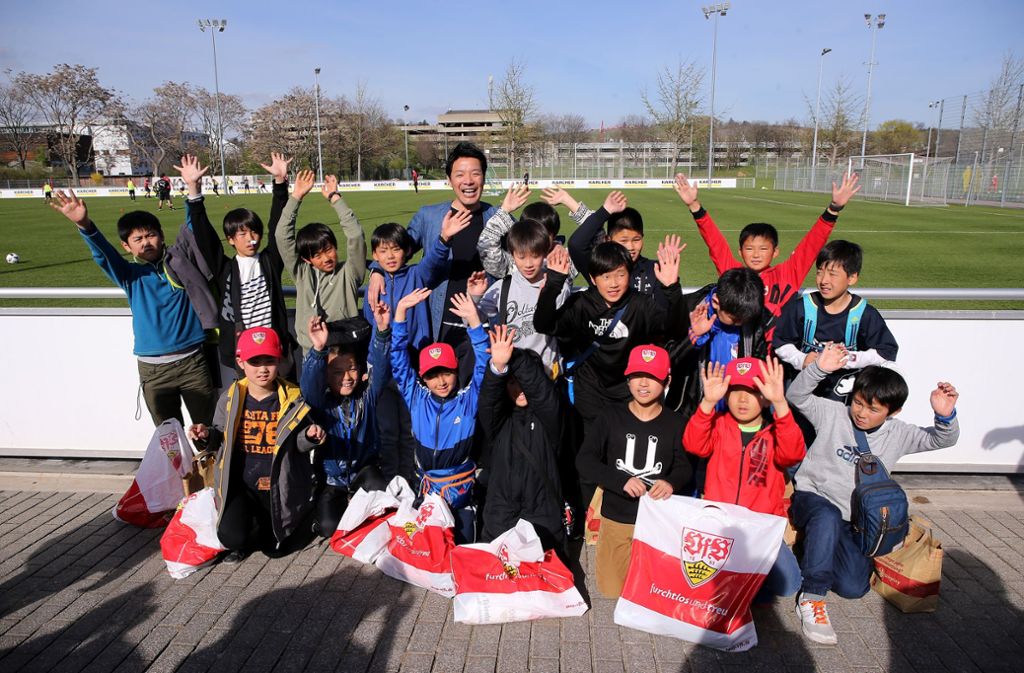 Besuch aus Fernost: Diese Schulgruppe hatte großen Spaß am VfB-Training.