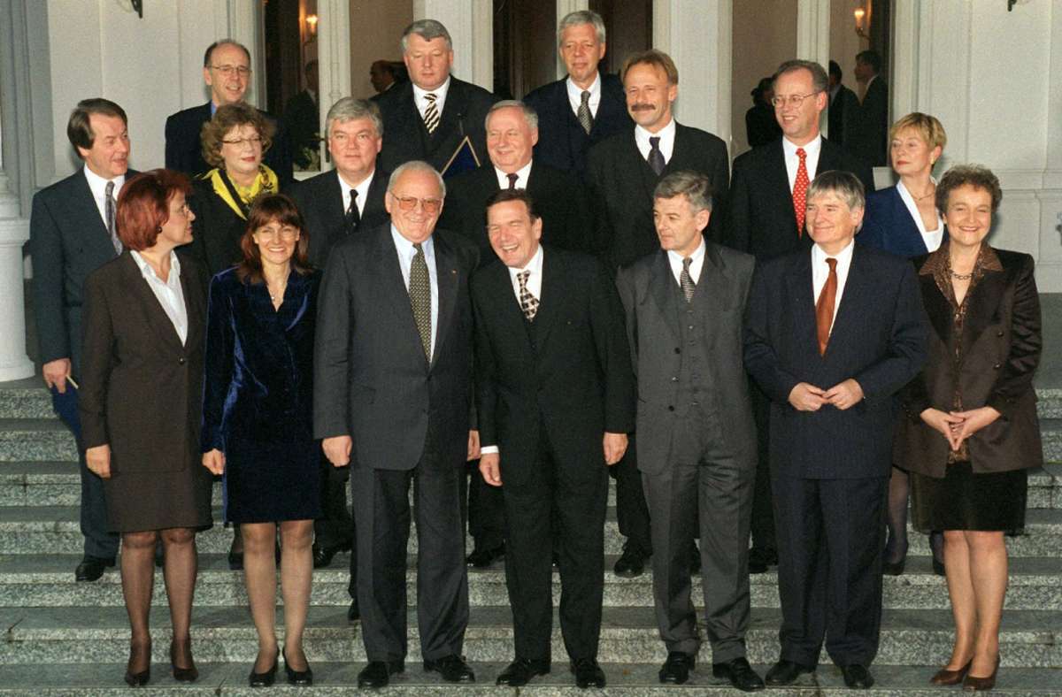 Das Gruppenbild des ersten Kabinetts von Gerhard Schröder 1998 mit Däubler-Gmelin (rechts) als Justizministerin.