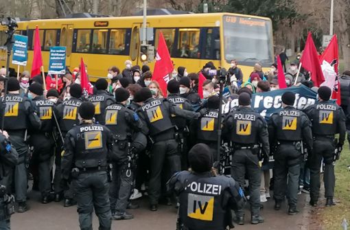 Die Polizei war am Freitagabend in Stuttgart-Bad Cannstatt im Einsatz. Foto: Andreas Rosar/Fotoagentur Stuttgart