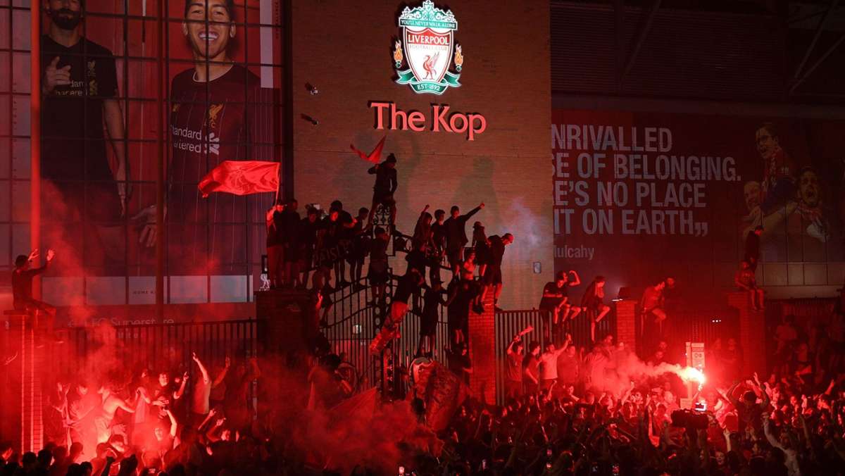  Trainer Jürgen Klopp hatte die Liverpool-Fans zuvor noch gebeten, im Falle eines Sieges wegen der Corona-Pandemie daheim zu feiern. 