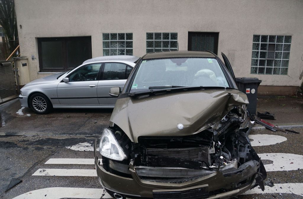 Die 66-jährige Fahrerin und der 76-jährige Beifahrer des Mercedes wurden schwer verletzt.