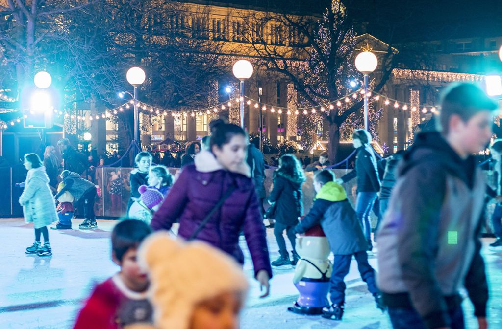 Seit Mittwochabend stimmt Stuttgarts Weihnachtsmarkt seine Besucher auf die Festtage ein.
