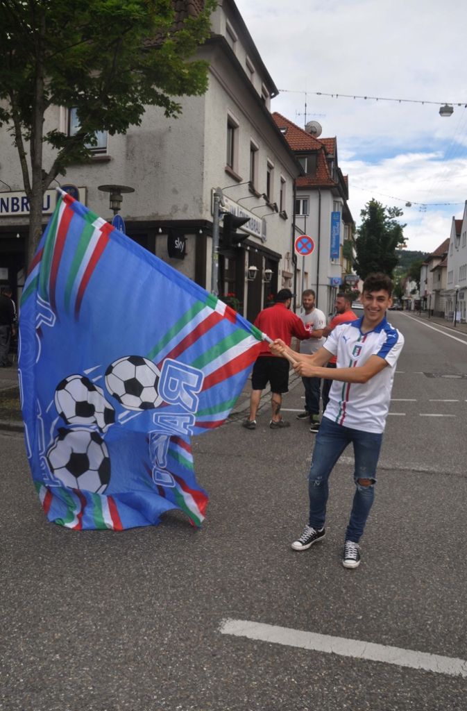 Italienische Fans feiern den Sieg ihrer Mannschaft in Fellbach.