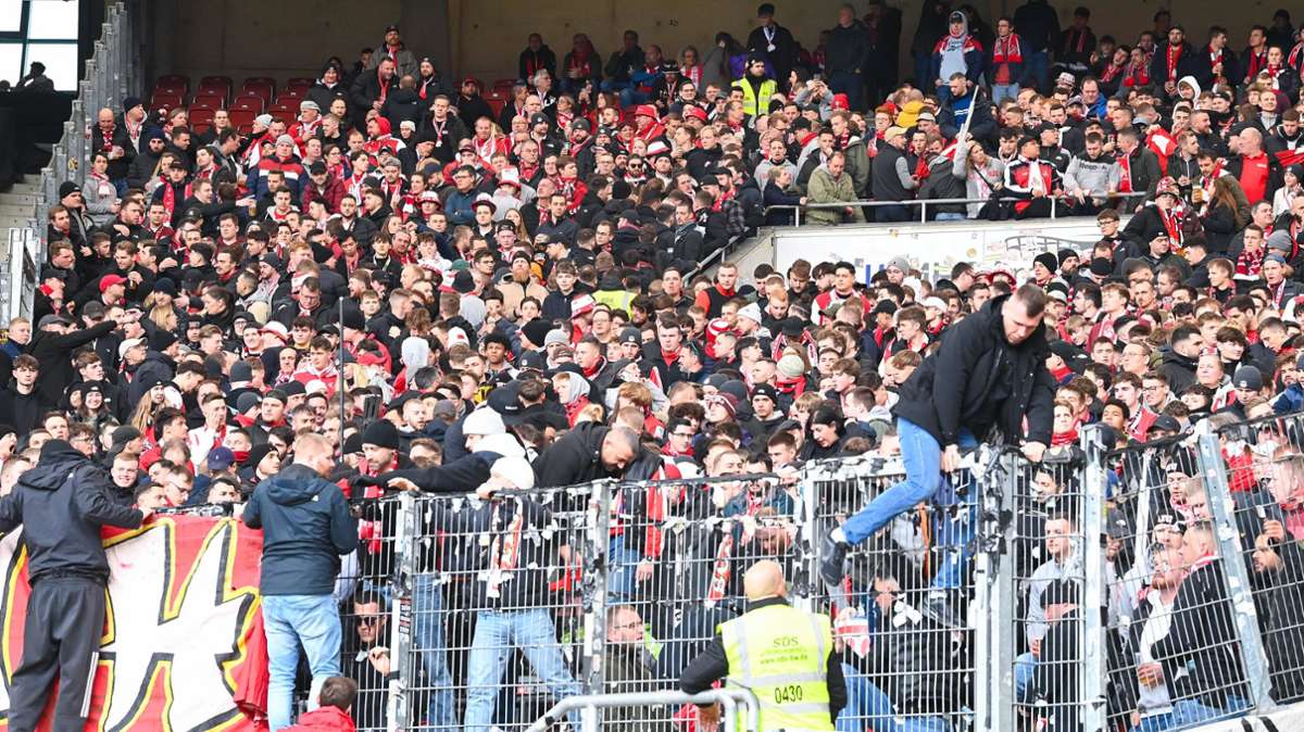 Zahlreiche Köln-Fans waren zu dem Spiel in die ausverkaufte MHP-Arena angereist.