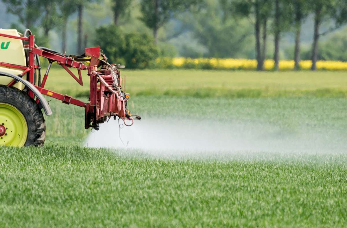 Etwa 30 000 Tonnen werden in Deutschland jährlich an Pestiziden verkauft, sie werden auf den Feldern in aller Regel flächendeckend versprüht. Foto: Patrick Pleul/dpa