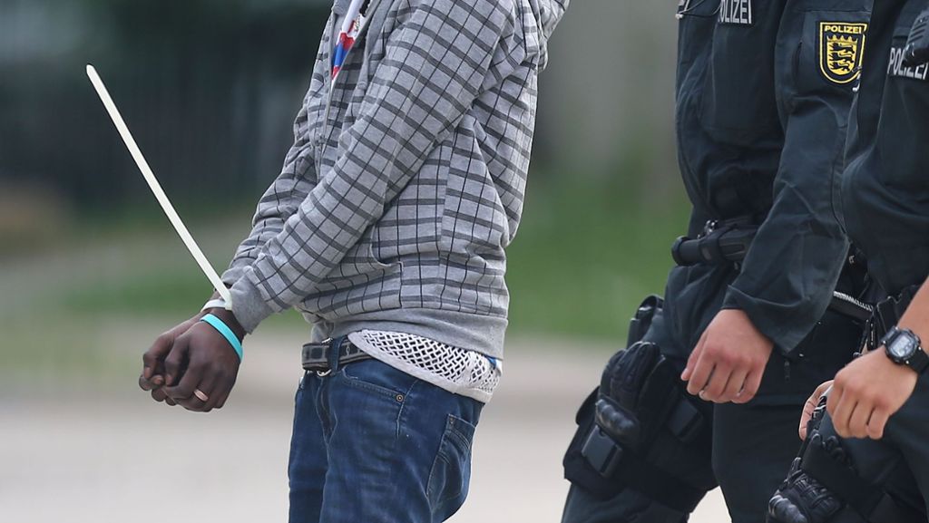 Flüchtlingsheim in Ellwangen: Polizei geht Waffenhinweisen in Flüchtlingsunterkunft nach
