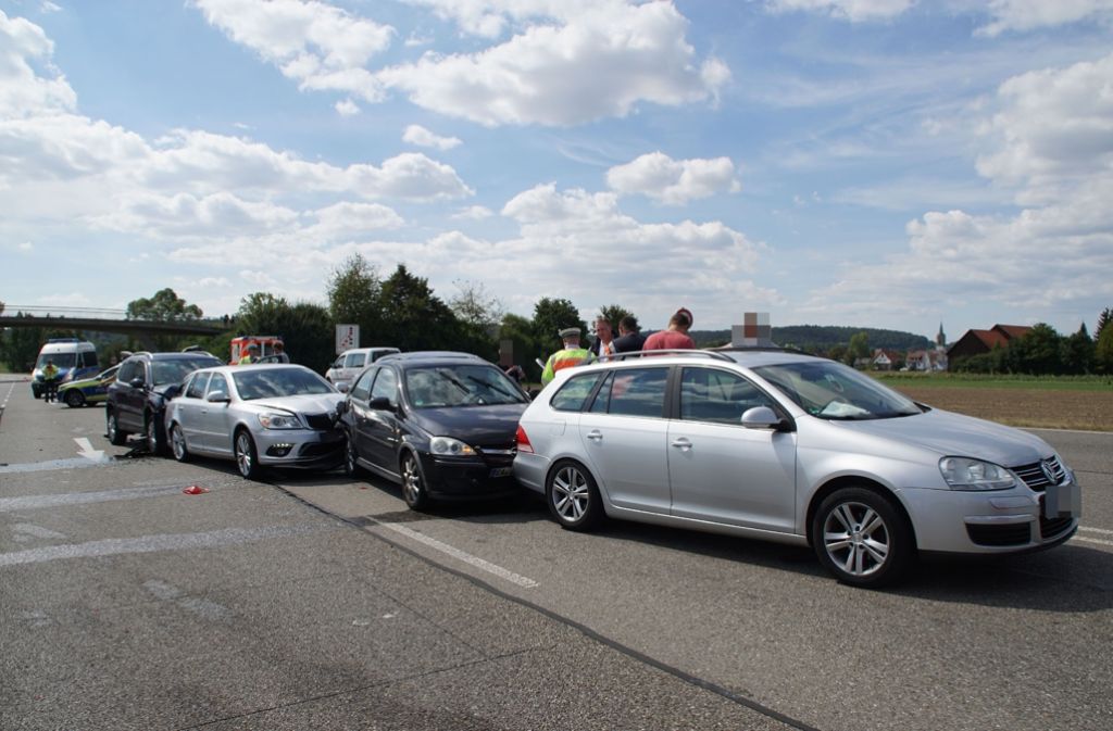 Eine 60-Jährige in Renningen achtet beim Spurwechsel nicht auf den nachkommenden Verkehr und verursacht dadurch einen Unfall mit sechs Fahrzeugen.