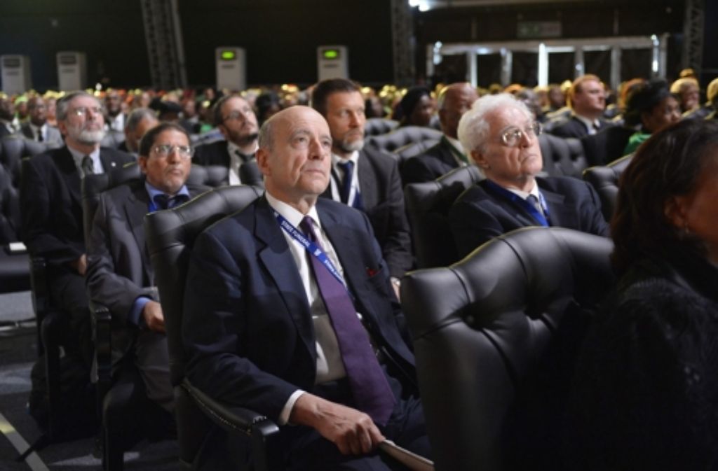 Die ehemaligen französischen Premierminister Lionel Jospin (rechts) und Alain Juppe (Mitte)