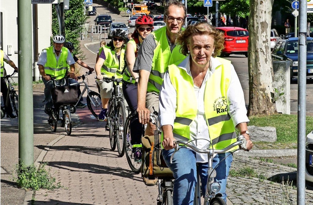 Hier in der Römerstraße sind viele Radfahrer unterwegs, die zur Schule, zur Arbeit oder zum Einkaufen fahren. Daran mitgearbeitet hat die Radl-Gruppe.