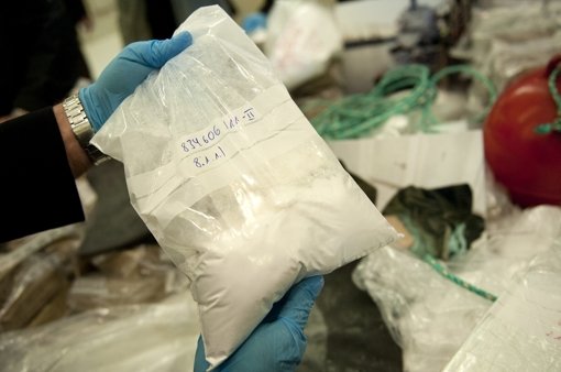 Ein Zollbeamter hält eine Tüte mit einem Kilogramm Kokain. Foto: ddp