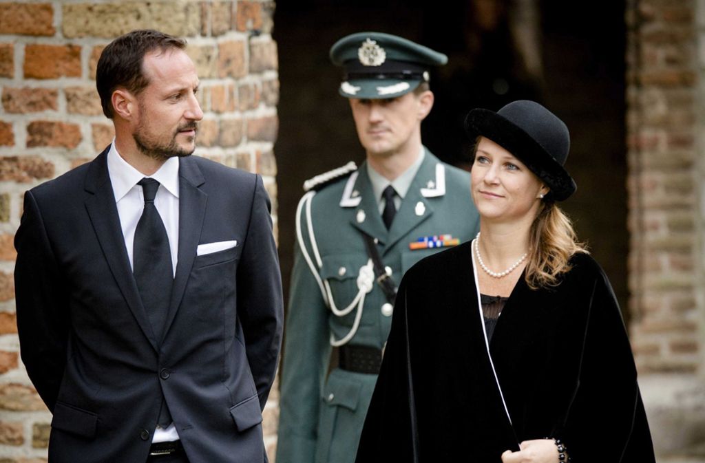 Prinz Hakoon von Norwegen und seine Schwester Märtha Louise bei der Trauerfeier für den niederländischen Prinzen Friso 2013.