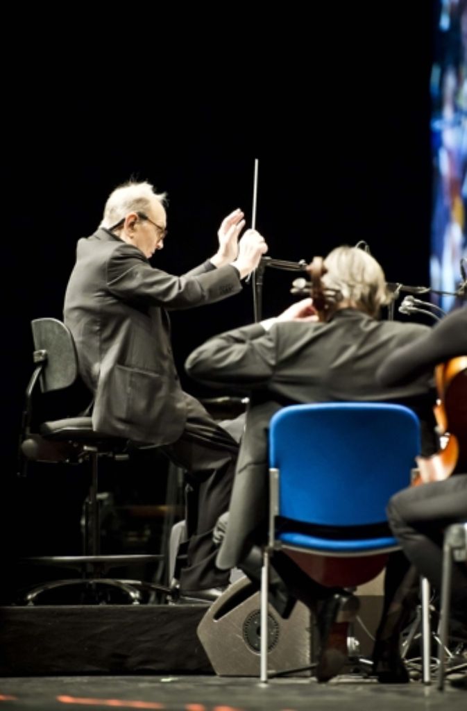 Ennio Morricone in Stuttgart – beziehsungsweise am Dirigentenpult.
