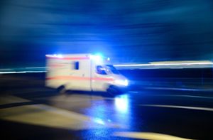 Seniorin stürzt in Stadtbahn und wird schwer verletzt